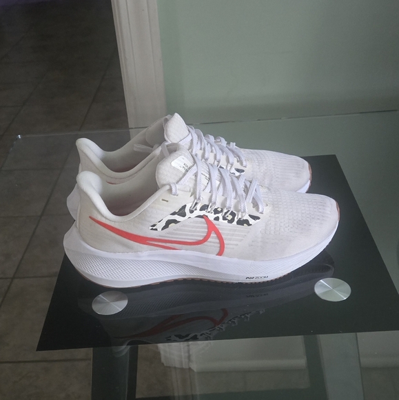 Nike Women's Air Zoom Pegasus 39 White and Red Running Shoes Size 8 - Picture 1 of 9